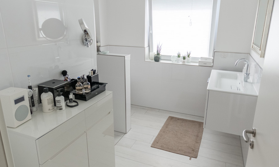Helles neues Badezimmer
