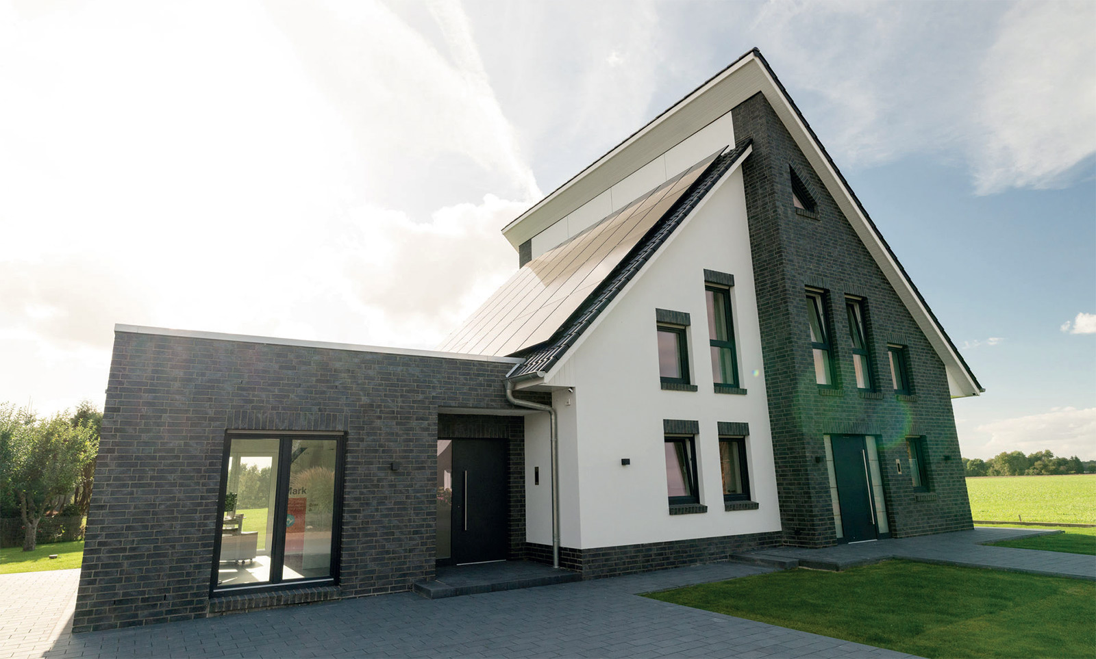 graues Einfamilienhaus mit Pultdach