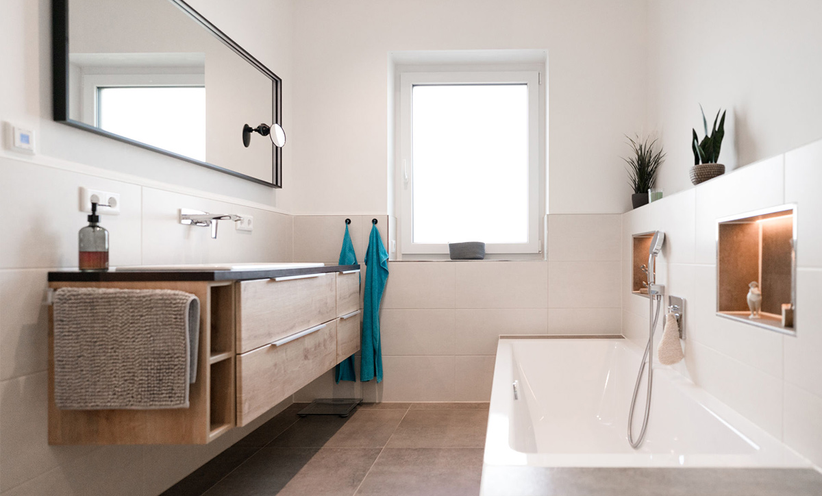 Modisches helles Badezimmer