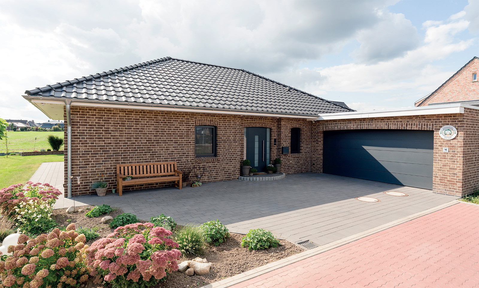 Bungalow mit roten Klinkern und Walmdach