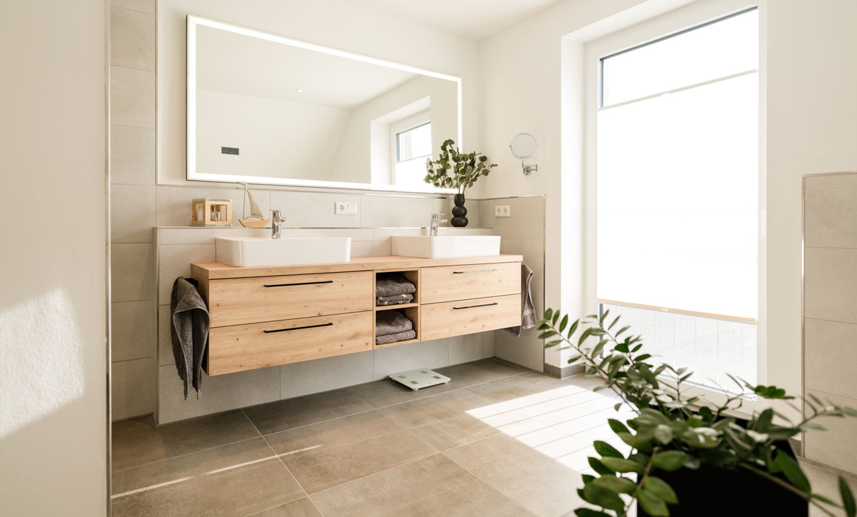Modisches helles Badezimmer