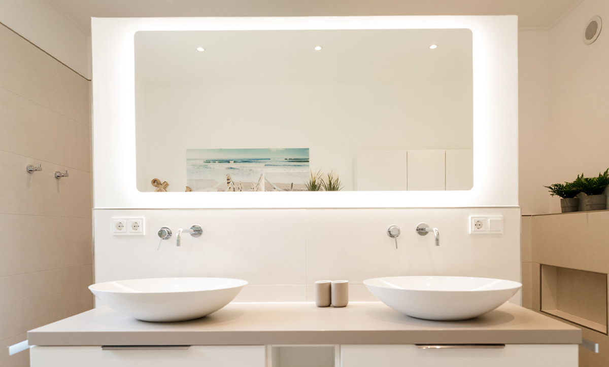Modisches helles Badezimmer
