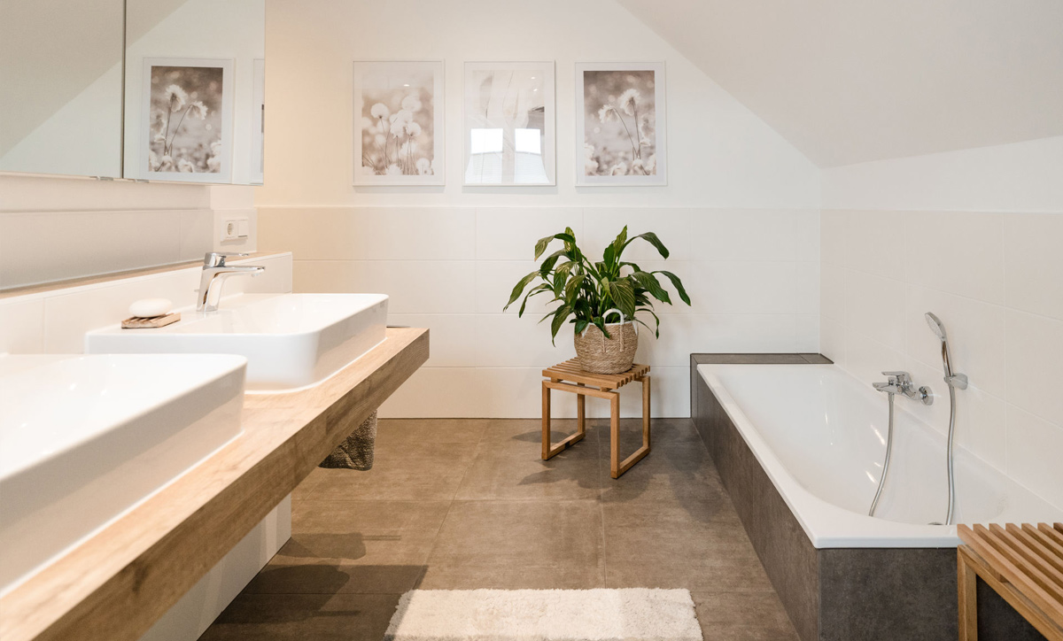 Modisches helles Badezimmer